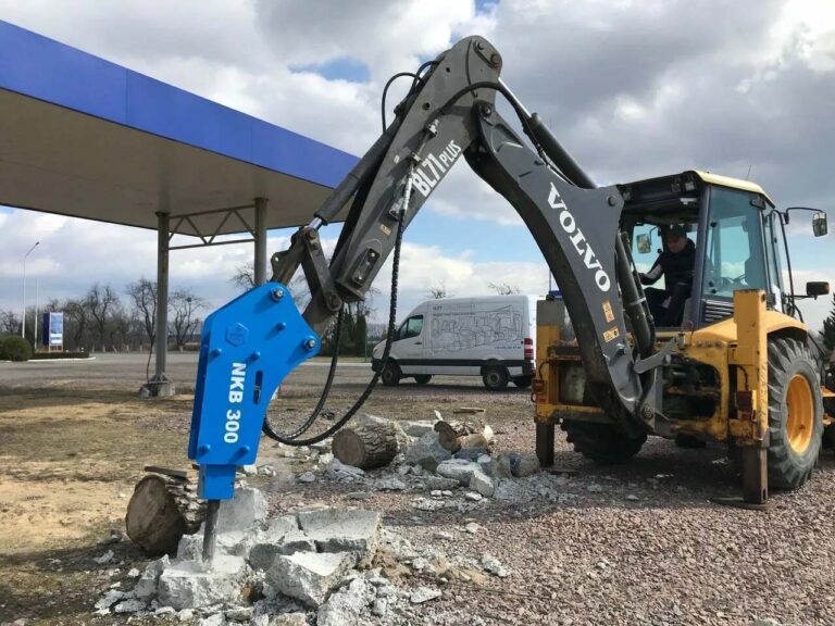 Экскаватор-погрузчик Volvo BL71B с гидромолотом